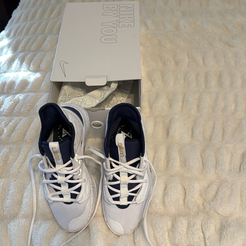 Nike zoom shoe in navy/gold size 5.5
